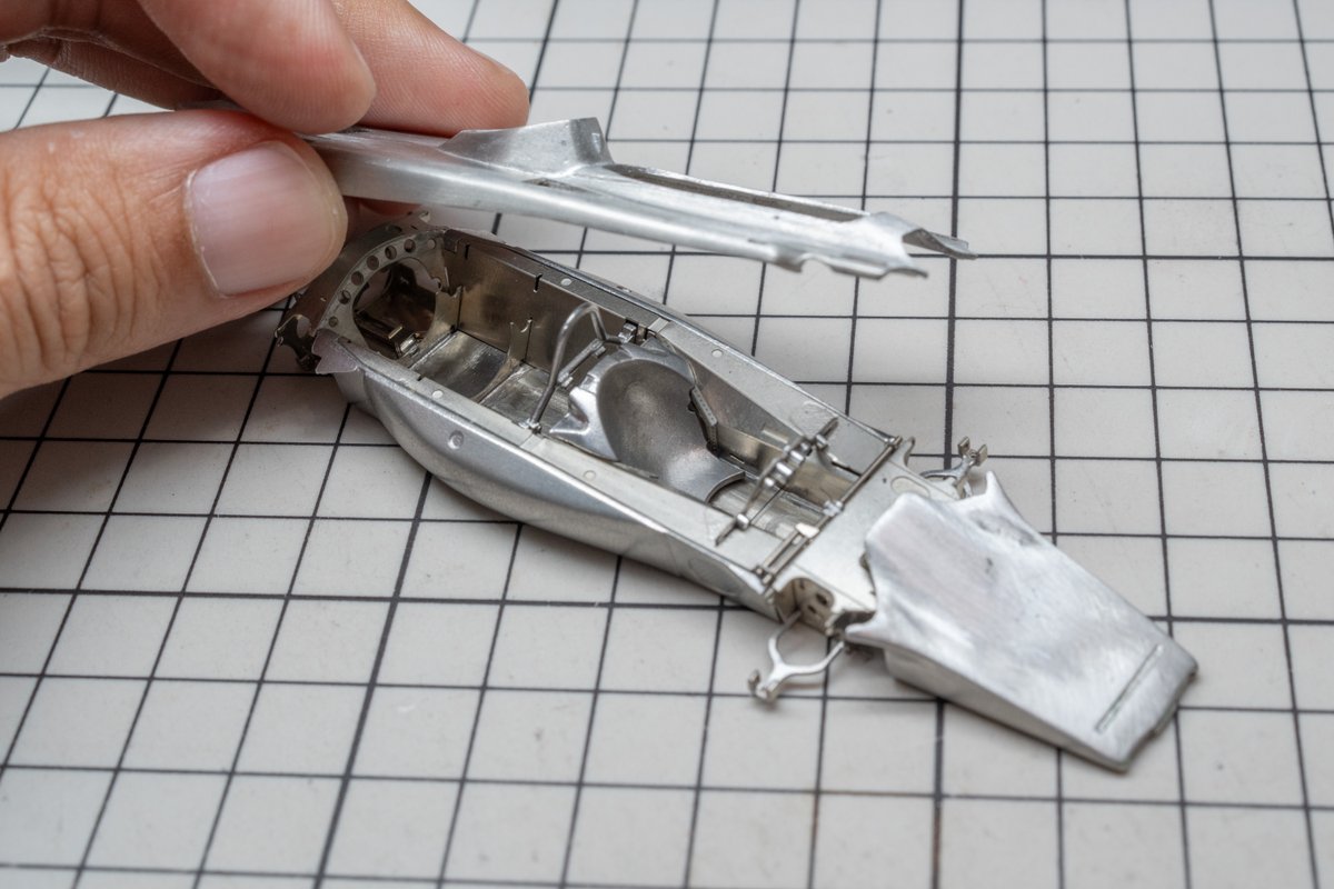 capilotz's tweet image. パーツを一つずつ取り付けながらカウルのあたりを確認していきます。シートがNCACダクトに干渉していたのでカウル側を削りました。リアサスアームの後端が若干カウルに当たりますのでこちらも削ります。
#43オモロー #lotus56B #tmk368 #tameo #scale143