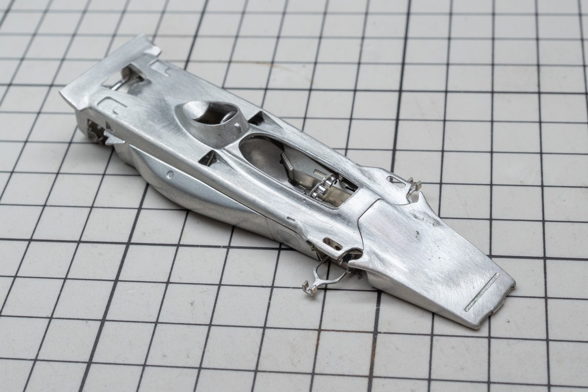 capilotz's tweet image. パーツを一つずつ取り付けながらカウルのあたりを確認していきます。シートがNCACダクトに干渉していたのでカウル側を削りました。リアサスアームの後端が若干カウルに当たりますのでこちらも削ります。
#43オモロー #lotus56B #tmk368 #tameo #scale143