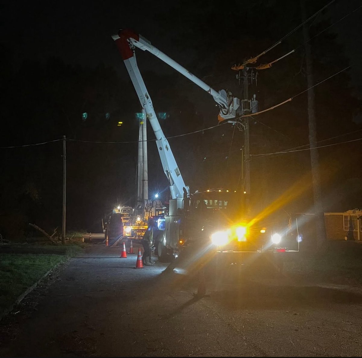 GeorgiaPower's tweet image. Severe weather, including powerful winds and heavy rain, have and will continue to impact the state throughout the night. Our crews are working and repairing damage as soon as conditions allow and it&apos;s safe to do so, with flash flooding conditions in many areas. Thank you for…