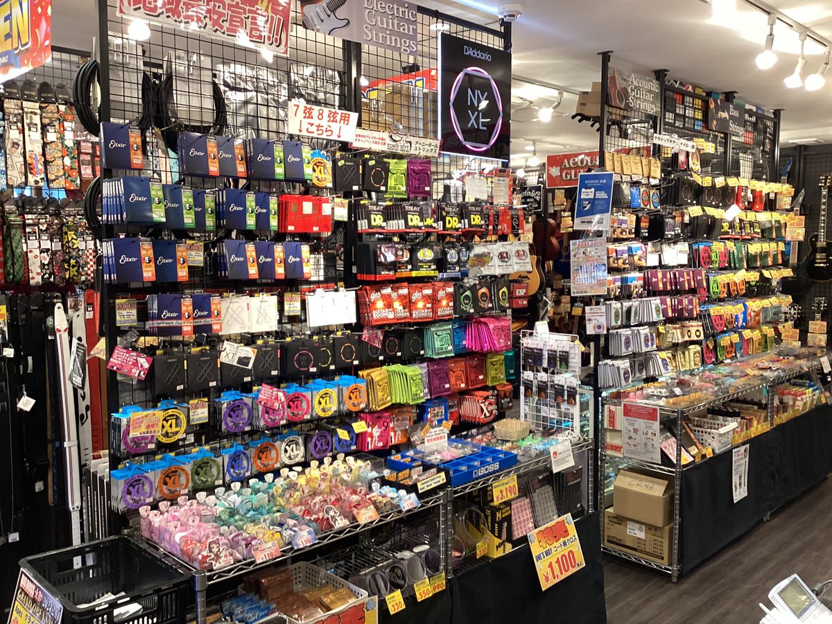 bigbosskyoto's tweet image. 【BIGBOSS京都店リニューアルオープン】
ギター・ベース専門店のBIGBOSSです🎸修理やカスタムも承っております! 商店街から河原町通りに移転しました! METALLICAの看板が目印📷
⏰営業時間⏰
・平日・土曜日 11:00~19:55
・日曜日 11:00~18:55
・祝日 10:00~18:55