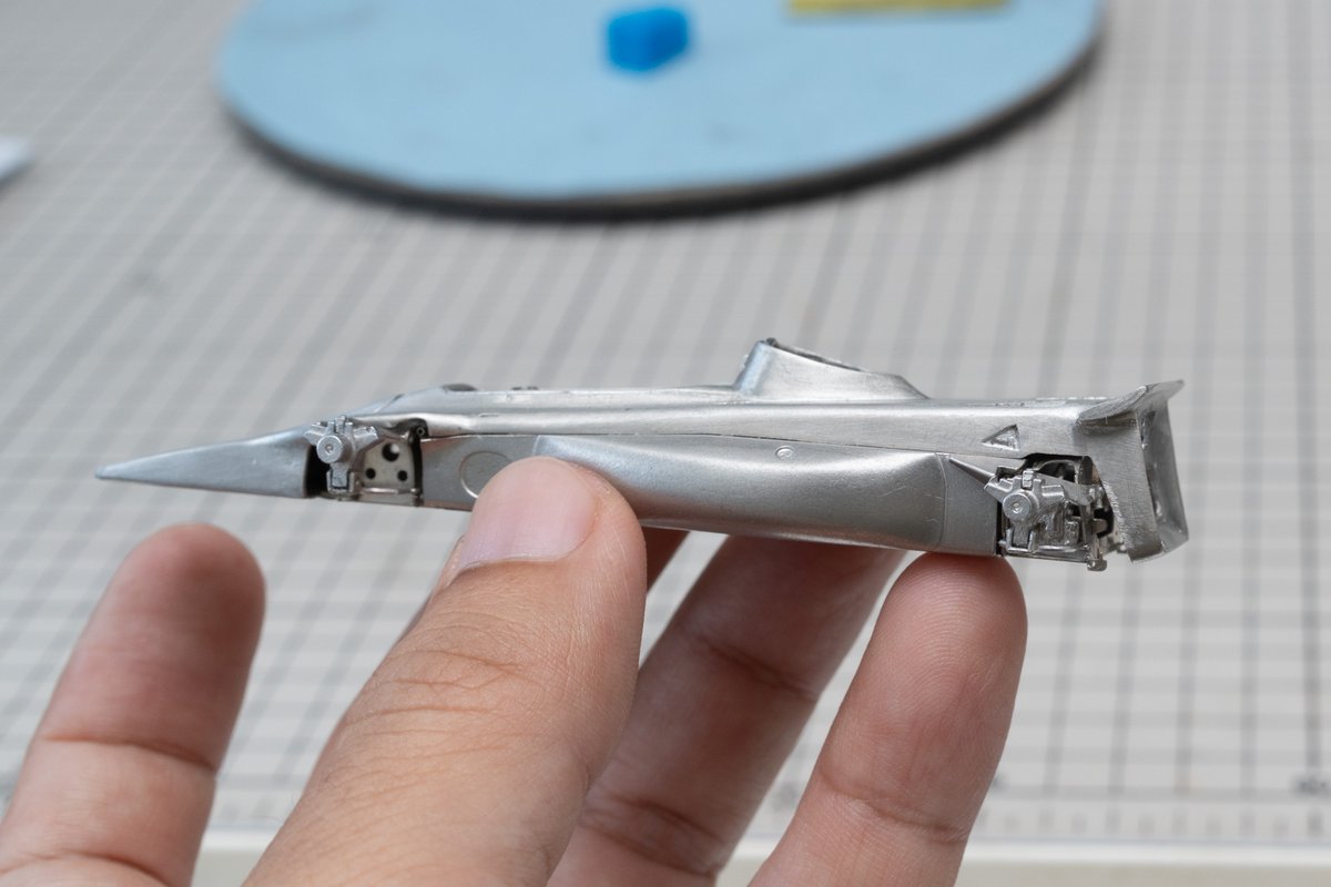 capilotz's tweet image. パーツを一つずつ取り付けながらカウルのあたりを確認していきます。シートがNCACダクトに干渉していたのでカウル側を削りました。リアサスアームの後端が若干カウルに当たりますのでこちらも削ります。
#43オモロー #lotus56B #tmk368 #tameo #scale143