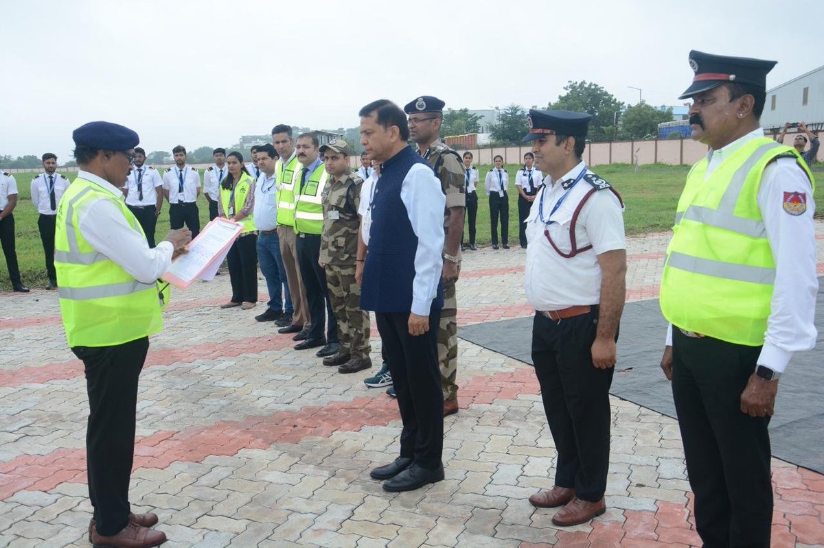 इंदौर : एयरपोर्ट पर हवाई हादसे से निपटने की मॉक ड्रिल, CISF और एयरलाइंस स्टाफ ने लिया मॉक ड्रिल में हिस्सा, ABC नामक फ्लाइट में 124 यात्रियों के फंसे होने का सीन बनाया 

#IndoreAirport #MockDrill