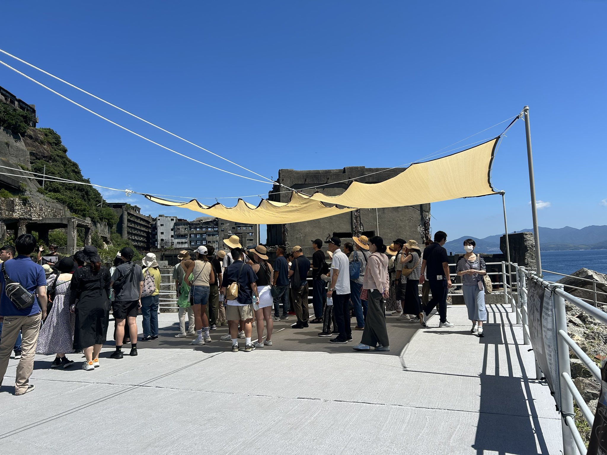 パステル画 サイン入りパステル画「軍艦島？」Kenji作者不明＞長崎、端島、海 パステル画 サイン入りパステル画「軍艦島？」Kenji作者不明