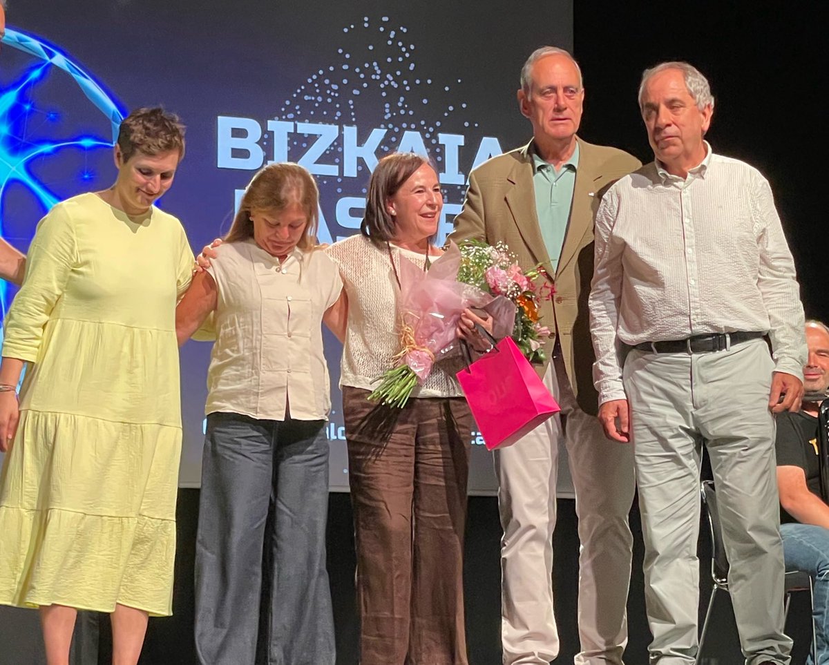 Ayer se celebró la Gala del Baloncesto ⁦<a href="/BizkaiaBasket/">Bizkaia Basket</a>⁩ y además de repartir los habituales galardones, se reconoció a Pili Lafuente con la insignia de oro. No pudo haber mejor definición de Pili que la de su hija: “siempre con una sonrisa. Eres ejemplo para nosotros”