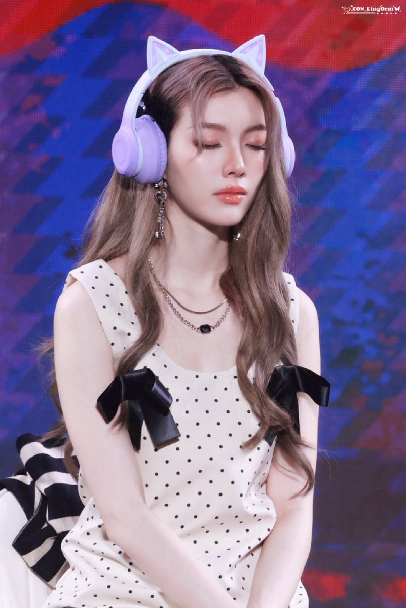 she’s meditating 

ORMORM CQ FANMEET 
#OrmFirstMeetInChongQing