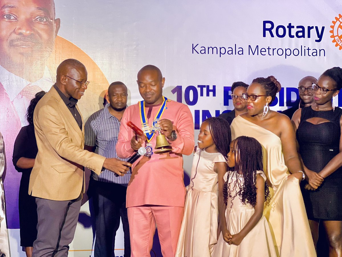 mark2gerald's tweet image. Every year around May,June & July , Rotary clubs experience a transition of leaders. Last night I was witness to this at @KampalaMetro as @Nakeeym clad in a poka doted dress bowed out with Dignity, integrity & Served with a smile. Thank you for the hospitality @JoeNuwamanya