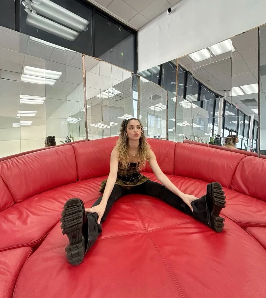 goddesschisa's tweet photo. thinking about stepping on you, while I’m counting my cash. 

catfish findom paypig cuck domme findomme spoiled brat college brat footslave humanatm cashcow https://t.co/fXUWGyXCau