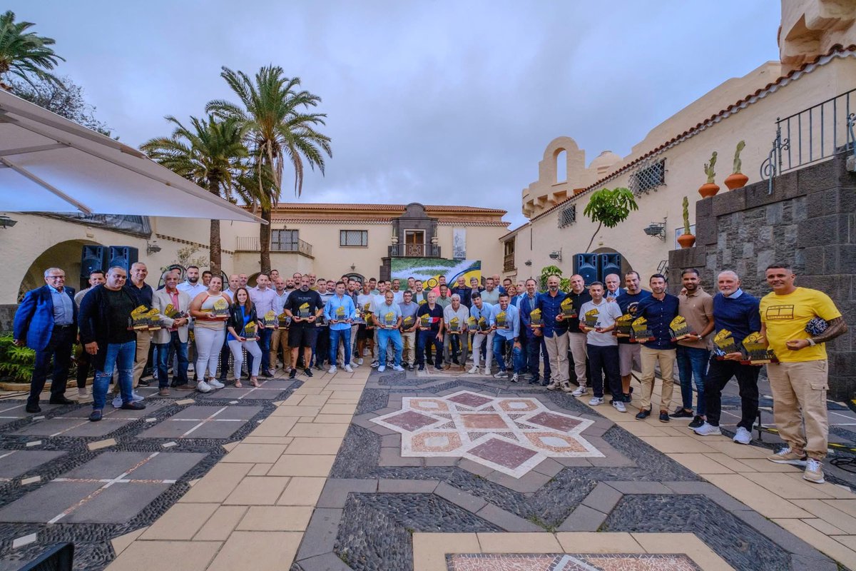Gran Canaria FS (@grancanariafs) on Twitter photo 🗞️ Nuestro entrenador Jesús Méndez Álamo estuvo entre los reconocidos en El Día del Entrenador de la <a href="/FFLasPalmas/">Federación de Fútbol de Las Palmas</a>.
Evento que tuvo lugar ayer viernes 27 de junio.
#nimejoresniperoresdiferentes #GranCanariaFS #futsal 🗞️ Nuestro entrenador Jesús Méndez Álamo estuvo entre los reconocidos en El Día del Entrenador de la <a href="/FFLasPalmas/">Federación de Fútbol de Las Palmas</a>.
Evento que tuvo lugar ayer viernes 27 de junio.
#nimejoresniperoresdiferentes #GranCanariaFS #futsal