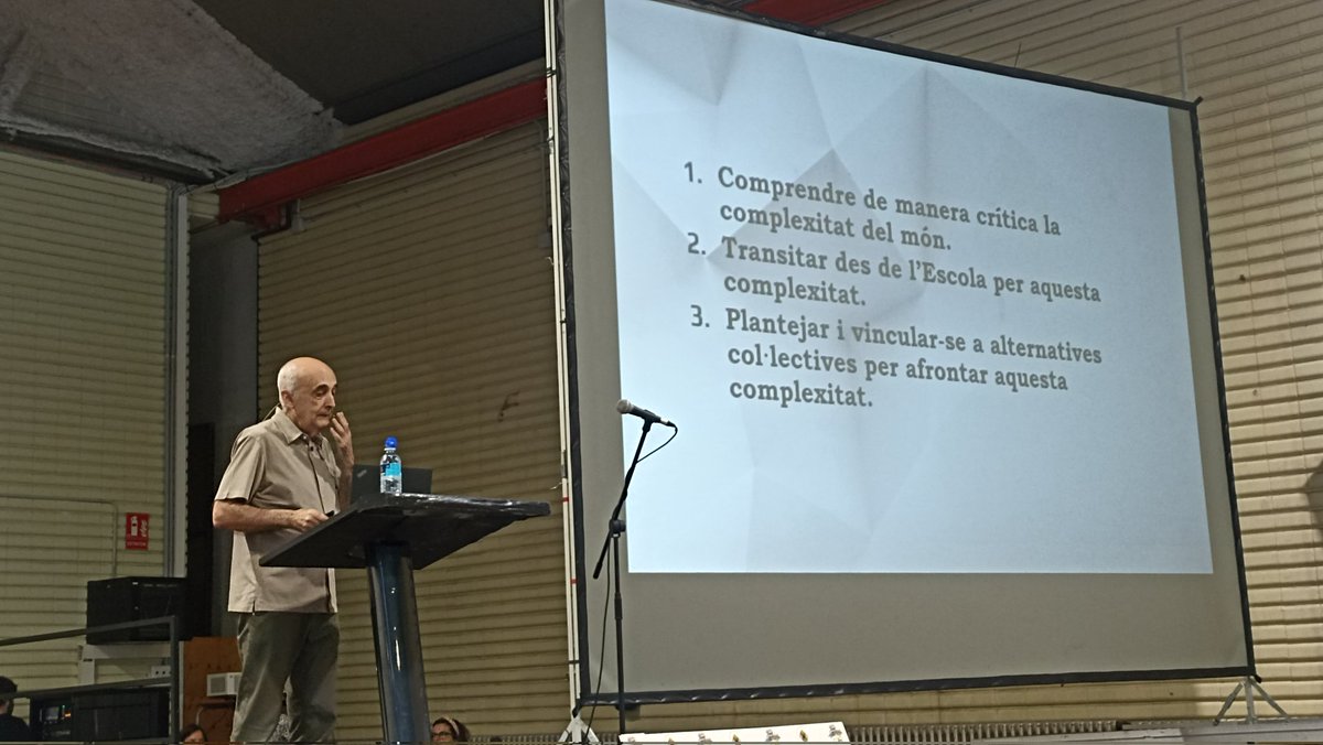 La ponència de Fernando Hernández comença amb la pregunta "Només podem o bé tolerar la complexitat del món i bé ignorar-la? No hi ha una alternativa? Atenció, pq els poderosos se serveixen de la complexitat per fer-nos creure que no hi ha solució. I l'escola com s'hi posiciona?"