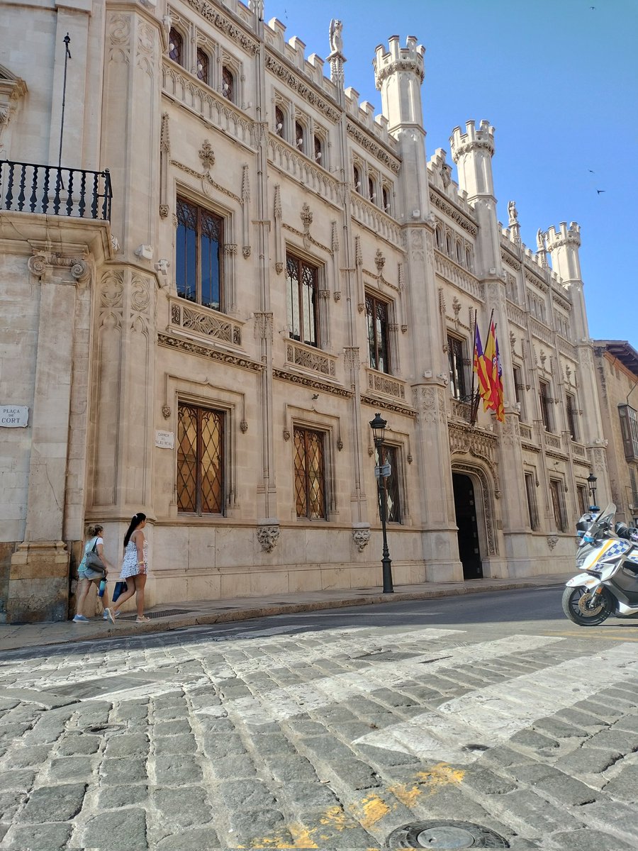 Durant el Pacte de Progrés la façana del <a href="/ConselldeMca/">Consell de Mallorca</a> ha lluït  amb orgull els colors de la diversitat. Avui <a href="/Ll_Galmes/">Llorenç Galmés</a> l'amaga.
Fer visible el compromís institucional no és un caprici ni un acte de propaganda: és una declaració de principis davant la intolerància i l’odi.
#28j