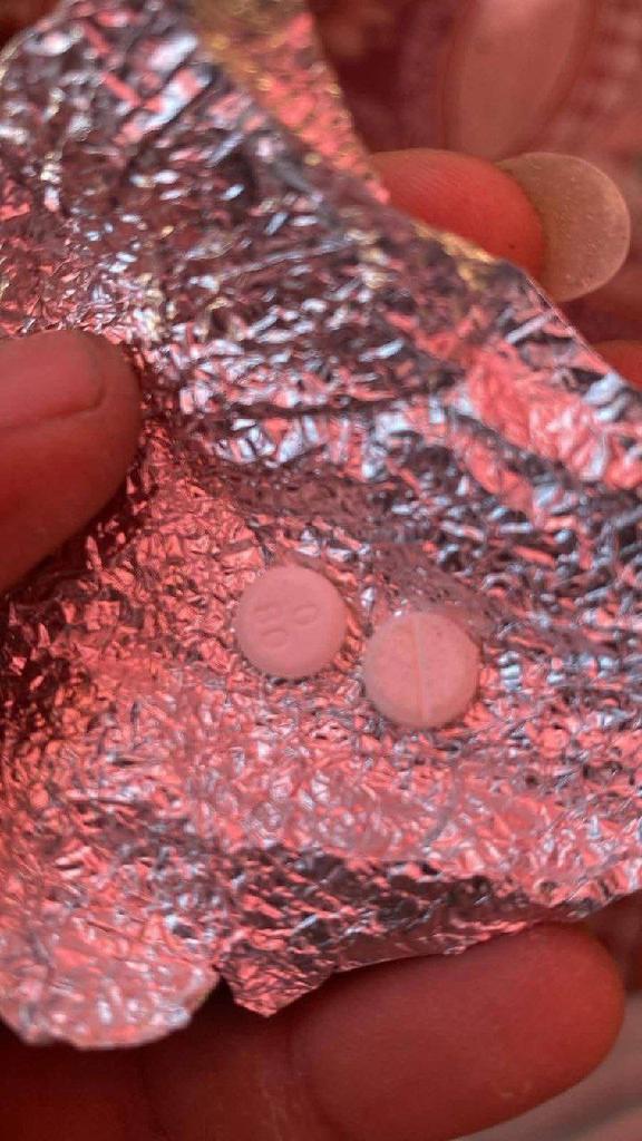 Paket bantuan ke Gaza yang disalurkan Amerika-Israel ternyata diselipkan Oxycodone, narkoba yang sangat berbahaya terutama bagi anak kecil!
Udah nembakin warga yg berdesakan, yang berhasil dapet bantuan malah menerima tepung berisi narkoba!
AMERIKA ISRAEL BANGSAT!!!