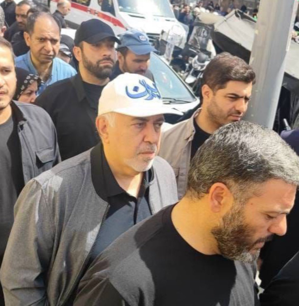 pouriazeraati's tweet photo. ظریف با کلاه ایران رفته تشییع جنازه :))

پفیوزِ دغل‌باز! https://t.co/V5XJHEOyzu