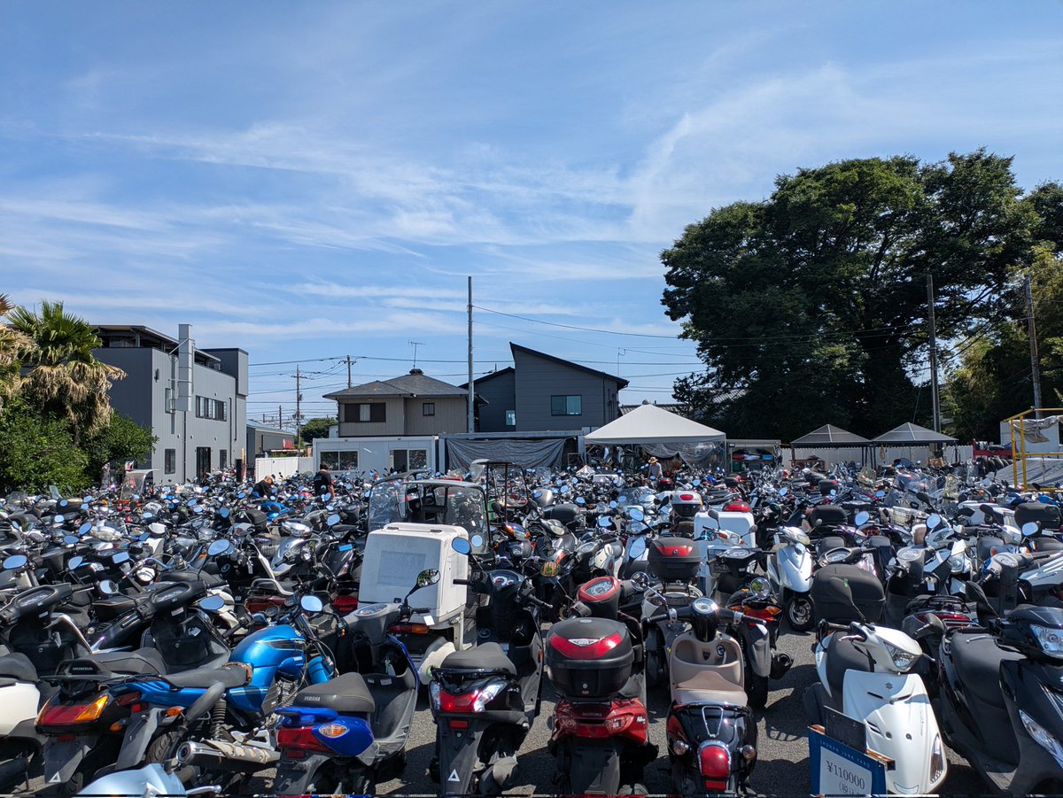 TOMOHARU2017's tweet image. 定期訪問の湘南ジャンクヤード🧑‍🔧
今日も暑いですが混んでました。
バイクが。
#湘南ジャンクヤード
#コレダ
#GN125
#VF400R
#FZR
#ホンダ
#ヤマハ
