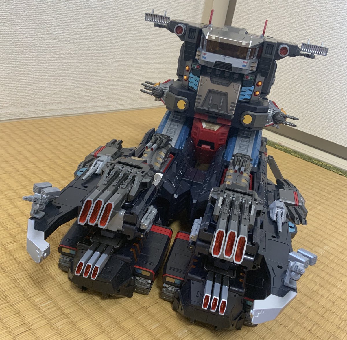 とても満足度の高い代物でした！第二主砲塔&amp;衝角の同時接続が出来ないのが残念．自分は拡張甲板との二択ですが他に良い方法あるのかな．
とても残念なのが格納庫少なすぎ問題．
ベースファイター，ダイアガーディオン，副砲塔など組み合わせだけでダイオン3つは必要そうな勢い．
#ダイアクロン