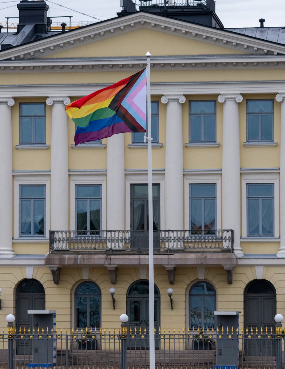 TPKanslia's tweet image. Republikens president @AlexStubb och hans maka Suzanne Innes-Stubb är beskyddare av Helsinki Pride-veckan 2025.
Presidentens slott i Helsingfors och sommarresidenset Gullranda i Nådendal flaggar på lördag för jämlikhet och jämställdhet.