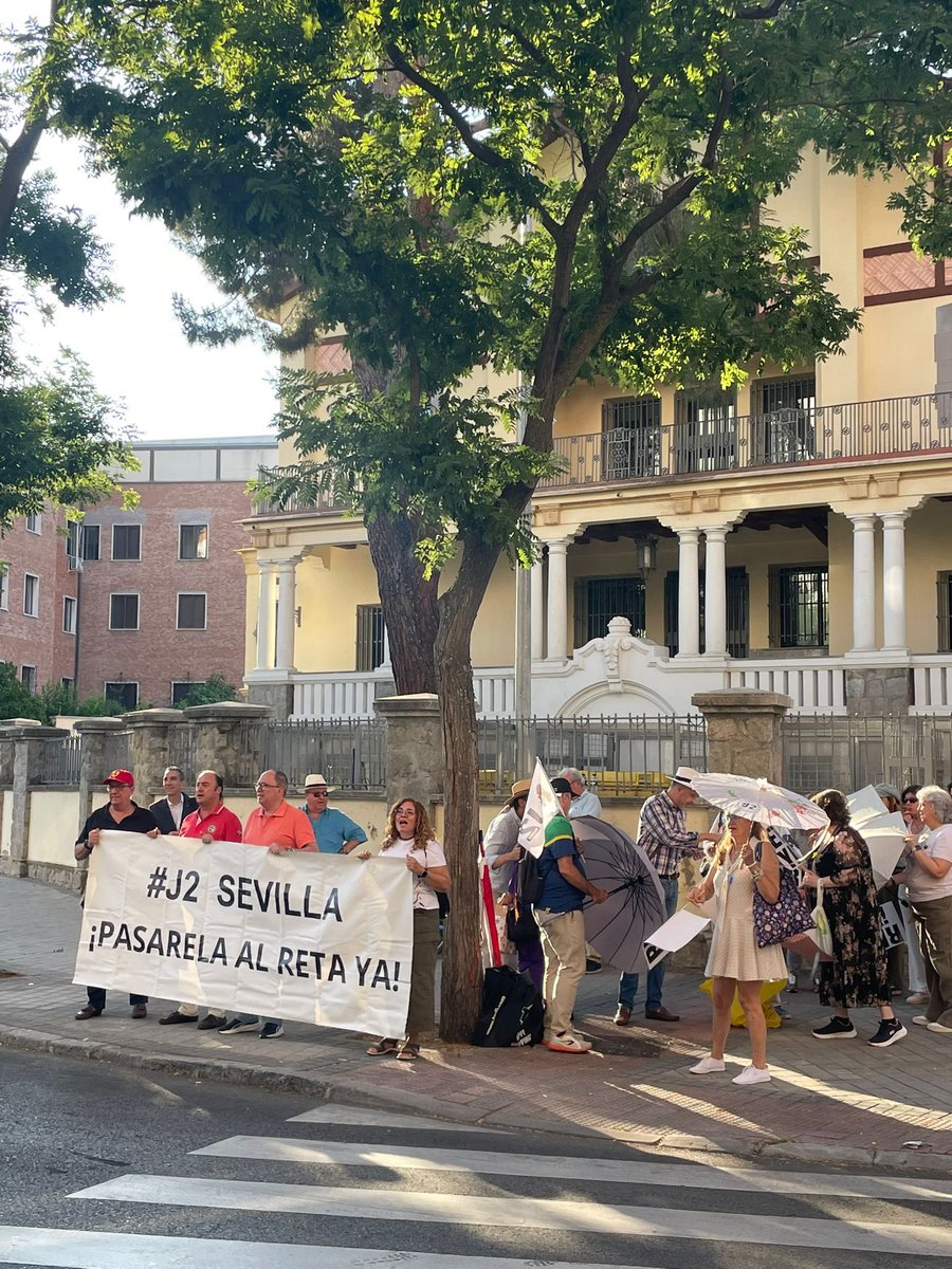 Hoy volvemos a gritarlo: no queremos #MutualidadesFallidas. Queremos dignidad y derechos después de una vida de trabajo. Hasta aquí hemos llegado, dejen de exprimirnos para darnos miseria #PasarelaInfameNO #PasarelaAlReta1x1ParaTodos