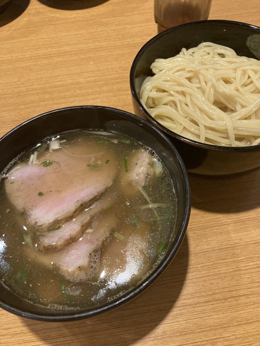 dera_e_mon's tweet photo. 坊也哲さんで肉つけ麺をいただく。
めっちゃたくさん入ってる肉がどれもおいしい。
つけ麺自体おいしいからこの肉多めはご褒美でしかない。
ごちそうさまでした。 https://t.co/gnnGX8oG3u