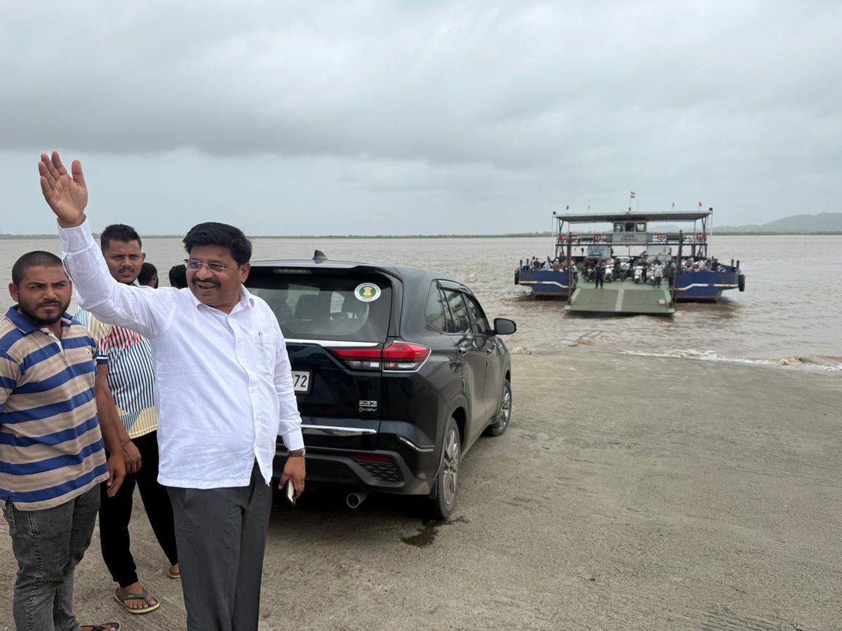 YiippeeNews's tweet photo. 🚤 Traffic chokes NH-48, but hope floats!
Virar MLA Vilas Tare explores inland water transport to ease Mumbai-Ahmedabad highway congestion.
“Leadership means offering solutions.”
#InlandWaterways #MumbaiTraffic #YNN
🔗 https://t.co/W0dcMSc2Pk https://t.co/WlRxzknIxO