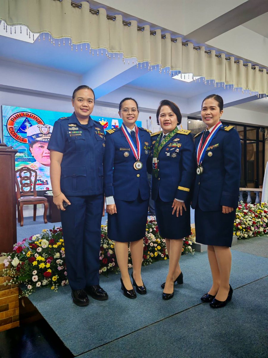 𝐋𝐎𝐎𝐊: Two female PCG officers received exemplary achievements during the Graduation Ceremony of the PSOSEC Class 2024-03 at Silang, Cavite on 26 June 2025.

✍️tinyurl.com/5h9z87yy

#DOTrPH🇵🇭
#CoastGuardPH
#MaritimeSectorWorks