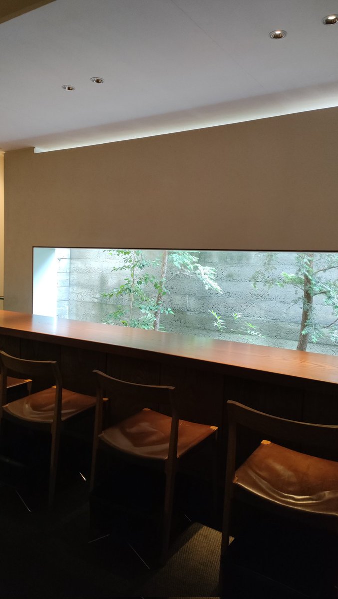 miyoshi8455656's tweet photo. 鍵善良房で岩山椒買ってZENCAFEへ。季節のものなので水無月いただきました。奥様はくずもち。
#ZENCAFE #鍵善良房 #水無月 https://t.co/wcxSa153Qb