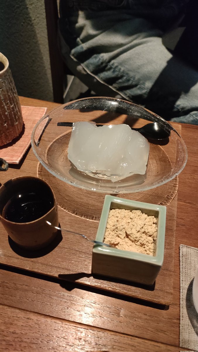 miyoshi8455656's tweet photo. 鍵善良房で岩山椒買ってZENCAFEへ。季節のものなので水無月いただきました。奥様はくずもち。
#ZENCAFE #鍵善良房 #水無月 https://t.co/wcxSa153Qb