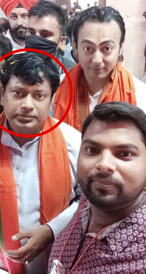 KunalGhoshAgain's tweet photo. সূত্র: হাবিবপুরের বিজেপি যুব মোর্চার নেতা সোমনাথ সাহু ওড়িশার একটি দোকান থেকে ২৫ লক্ষ টাকার গয়না চুরি করার সময় হাতেনাতে ধরা পড়েছে। সিসিটিভি ফুটেজে তার চুরির দৃশ্য আছে। সে পালিয়ে যাওয়ার চেষ্টা করার সময় স্থানীয়রা তাকে ধরে ফেলে এবং পুলিশে দেয়। কাদের সঙ্গে তার ছবি আছে দেখুন।
Somnath Sahoo, BJP's Yuva Morcha leader from Habibpur, was caught red-handed stealing jewellery worth ₹25 lakh from a shop in Odisha. CCTV footage exposes him. Locals caught him while he was trying to flee and handed him over to the police. Photos with Sukanta, Hiran and many more, Sources said. 

What link BJP State President has with a thief? Has he got some share? Clarify please.