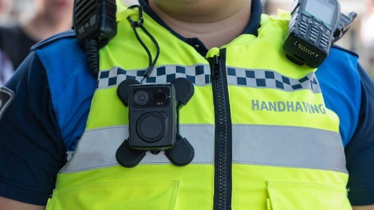 De buitengewone opsporingsambtenaren (boa’s) van de gemeente Hardenberg dragen vanaf nu een bodycam. Met deze camera’s kunnen zij hun werk veiliger doen, zegt de gemeente.

hardenberg.nl/nieuws/nieuwsb…