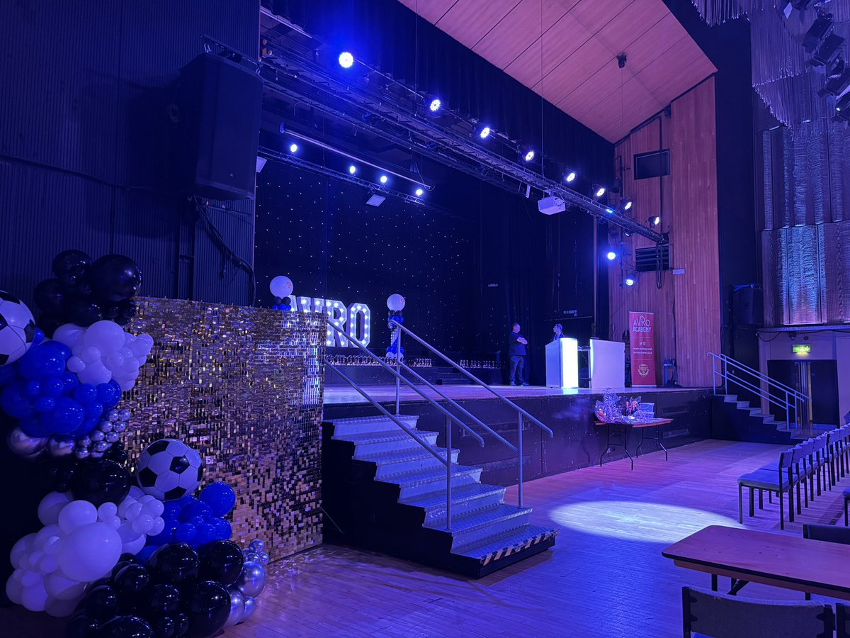 A fantastic time had by everyone at the QE Hall #Oldham for the <a href="/AvroFC/">Avro FC</a> club awards. Great to see the coaches, players and volunteers all recognized. Big thanks to <a href="/m1keafuye/">Michael Afuye</a> for coming along and presenting our talented young players with their awards 🏆
🖤💙