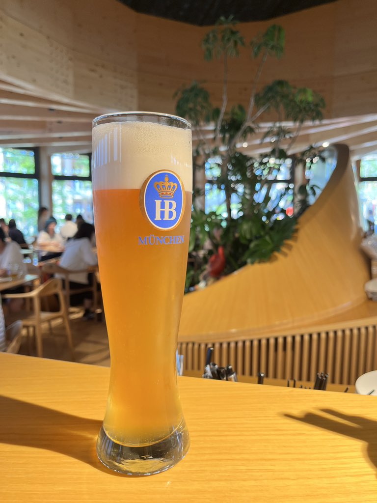 TT_hobby's tweet photo. あー、、、もう飲んじゃう！
ドイツ館のレストラン（2回目）
ホフブロイの白ビール🍺

#EXPO2025 #ドイツパビリオン #78C https://t.co/Ism9rpT8tJ