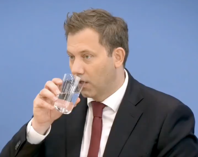 Wenn du realisierst, dass du Finanzminister bist, aber eigentlich gar keine Ahnung von Finanzen hast