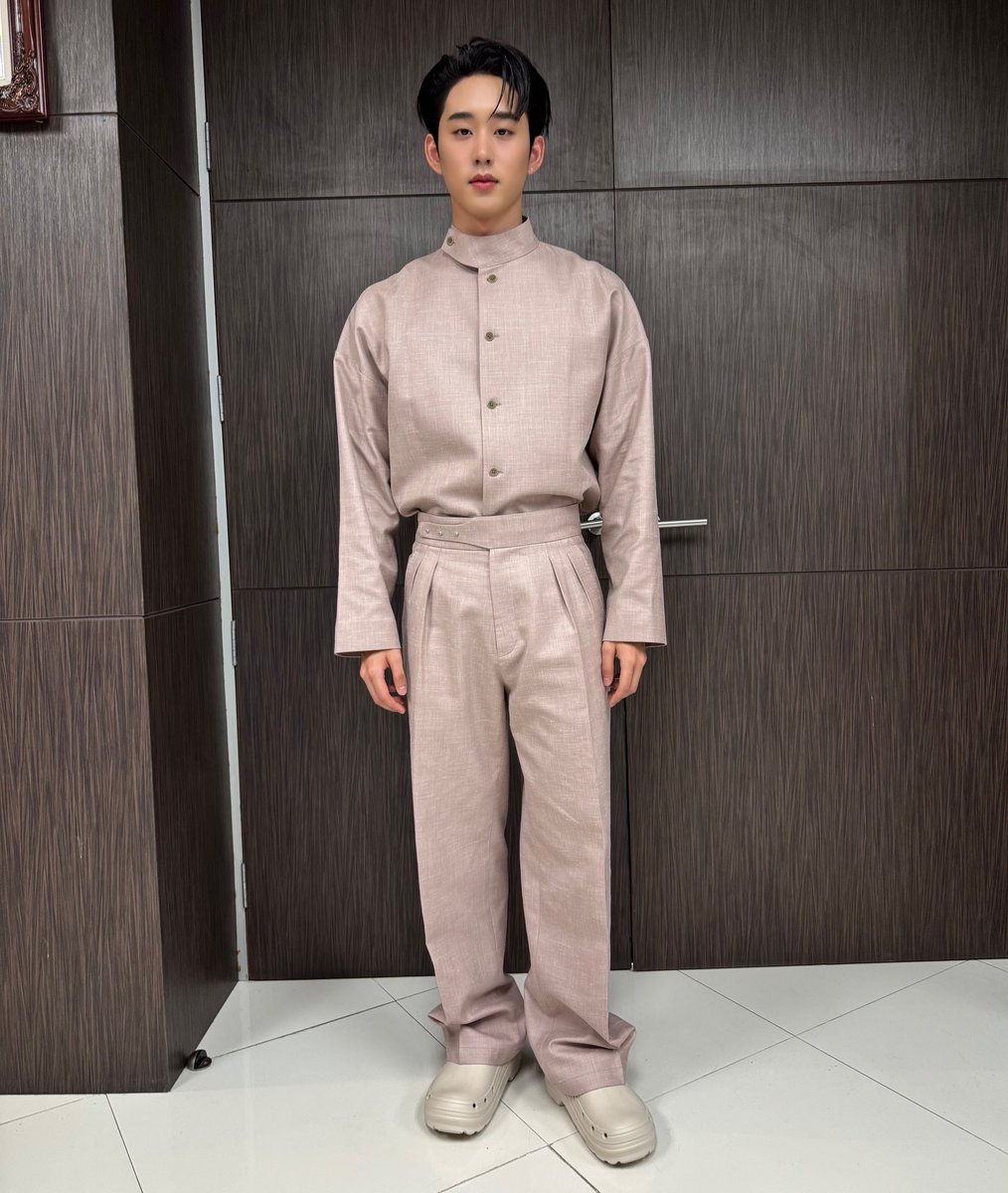 เหมือนแมวยืนอิ่มนมมาก พุงเต่งเยยอะ 😻♥️ 

PLAY YOUR STYLE X EST 
#ADDAxEST