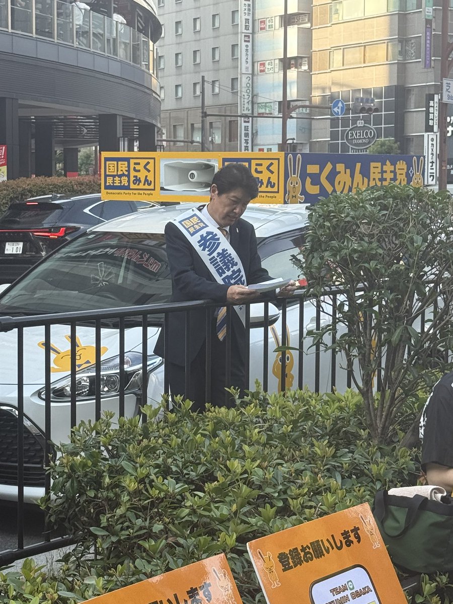 何かを読んでいる