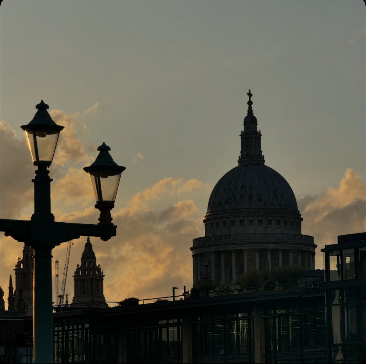RobertIrwin's tweet image. A fantastic trip to London to host an @EarthshotPrize event during London Climate Action week. I had the honour of speaking to world leaders across many fields to discuss how we can lead with optimism and unity. Together we can ensure the best and brightest ideas are scaled up in…