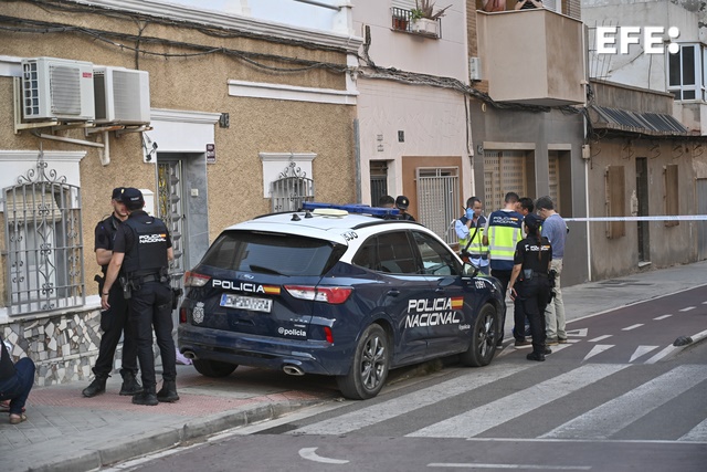 La Policía Nacional ha detenido a un hombre, español y de 60 años, por el presunto asesinato machista de su mujer, de la misma nacionalidad y de 63 años, que fue hallada ayer sin vida con lesiones de arma blanca en su vivienda en Almería.