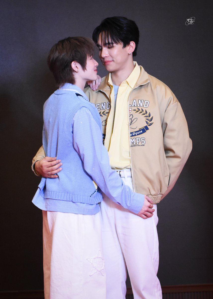 moonstar55531's tweet photo. 28062025 #NANYUEJIMaxNatFansign

ท่านี้ขอมองตานาน ๆ หน่อย 🥰
@mmaxmaxxxx @natasittttt 

#mmaxmax #natasitt #MaxNat https://t.co/zUvp5LJyTC