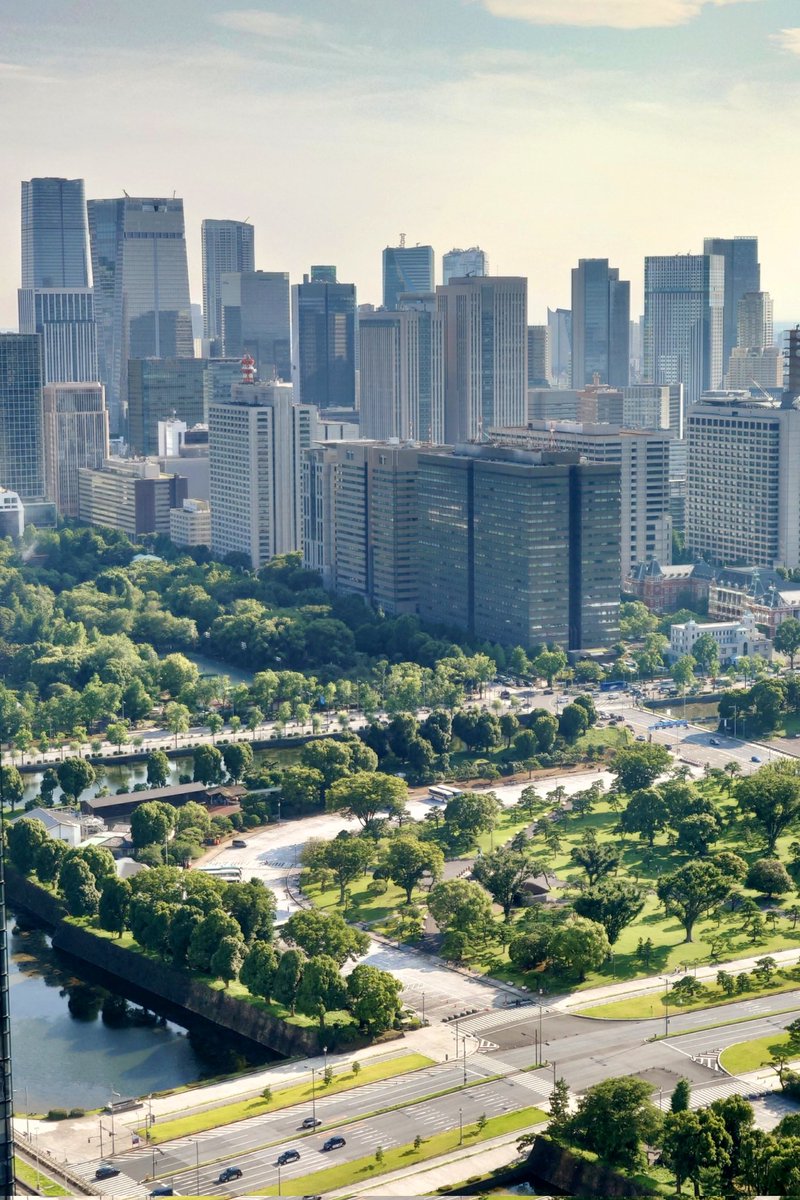 丸の内ビルから麻布台〜六本木方面の超高層ビル群！！

皇居の緑と延々と続く超高層ビル群が凄まじい😊遂に梅雨明け？してしまい、夏日が当たり前に……

晴れてるのに、暑くて超高層ビルの中に引きこもりたくなる毎日ですね〜笑！
