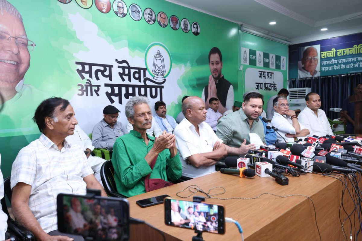 Tejashwi Yadav (@yadavtejashwi) on Twitter photo рдкреНрд░рдзрд╛рдирдордВрддреНрд░реА рдирд░реЗрдВрджреНрд░ рдореЛрджреА рдиреЗ рдирд┐рд░реНрд╡рд╛рдЪрди рдЖрдпреЛрдЧ рдХреЛ рдмрд┐рд╣рд╛рд░ рдХреА рд╕рдорд╕реНрдд рдорддрджрд╛рддрд╛ рд╕реВрдЪреА рдХреЛ рдирд┐рд░рд╕реНрдд рдХрд░ рдХреЗрд╡рд▓ 25 рджрд┐рди рдореЗрдВ 1987 рд╕реЗ рдкреВрд░реНрд╡ рдХреЗ рдХрд╛рдЧрдЬреА рд╕рдмреВрддреЛрдВ рдХреЗ рд╕рд╛рде рдирдИ рдорддрджрд╛рддрд╛ рд╕реВрдЪреА рдмрдирд╛рдиреЗ рдХрд╛ рдирд┐рд░реНрджреЗрд╢ рджрд┐рдпрд╛ рд╣реИред рдЪреБрдирд╛рд╡реА рд╣рд╛рд░ рдХреА рдмреМрдЦрд▓рд╛рд╣рдЯ рдореЗрдВ рдпреЗ рд▓реЛрдЧ рдЕрдм рдмрд┐рд╣рд╛рд░ рдФрд░ рдмрд┐рд╣рд╛рд░рд┐рдпреЛрдВ рд╕реЗ рдорддрджрд╛рди рдХрд╛ рдЕрдзрд┐рдХрд╛рд░ рдЫреАрдирдиреЗ рдХрд╛ рд╖рдбреНрдпрдВрддреНрд░ рдХрд░ рд░рд╣реЗ рдкреНрд░рдзрд╛рдирдордВрддреНрд░реА рдирд░реЗрдВрджреНрд░ рдореЛрджреА рдиреЗ рдирд┐рд░реНрд╡рд╛рдЪрди рдЖрдпреЛрдЧ рдХреЛ рдмрд┐рд╣рд╛рд░ рдХреА рд╕рдорд╕реНрдд рдорддрджрд╛рддрд╛ рд╕реВрдЪреА рдХреЛ рдирд┐рд░рд╕реНрдд рдХрд░ рдХреЗрд╡рд▓ 25 рджрд┐рди рдореЗрдВ 1987 рд╕реЗ рдкреВрд░реНрд╡ рдХреЗ рдХрд╛рдЧрдЬреА рд╕рдмреВрддреЛрдВ рдХреЗ рд╕рд╛рде рдирдИ рдорддрджрд╛рддрд╛ рд╕реВрдЪреА рдмрдирд╛рдиреЗ рдХрд╛ рдирд┐рд░реНрджреЗрд╢ рджрд┐рдпрд╛ рд╣реИред рдЪреБрдирд╛рд╡реА рд╣рд╛рд░ рдХреА рдмреМрдЦрд▓рд╛рд╣рдЯ рдореЗрдВ рдпреЗ рд▓реЛрдЧ рдЕрдм рдмрд┐рд╣рд╛рд░ рдФрд░ рдмрд┐рд╣рд╛рд░рд┐рдпреЛрдВ рд╕реЗ рдорддрджрд╛рди рдХрд╛ рдЕрдзрд┐рдХрд╛рд░ рдЫреАрдирдиреЗ рдХрд╛ рд╖рдбреНрдпрдВрддреНрд░ рдХрд░ рд░рд╣реЗ