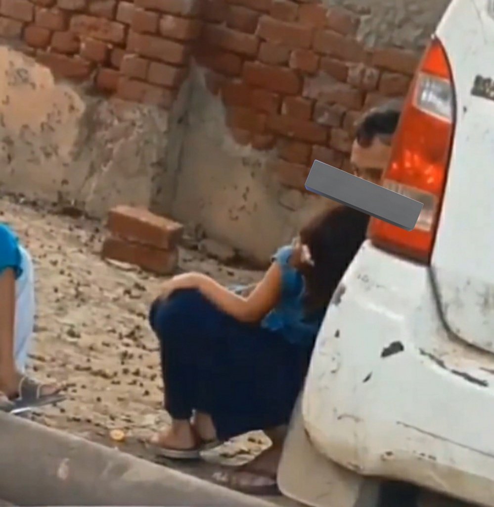 इन शैतानों को को फांसी होनी चाहिए 
इंसान के नाम पर कलंक है 
दो छोटी छोटी बच्चियों के साथ अश्लीलता 
उम्र दराज दोनों है इनके घर में भी बच्चियां होंगी 
ऐसे कुकुरमुत्ता अश्लील पूर्ण किसी भी आदमी को देखें तुरन्त पुलिस को बुलाए