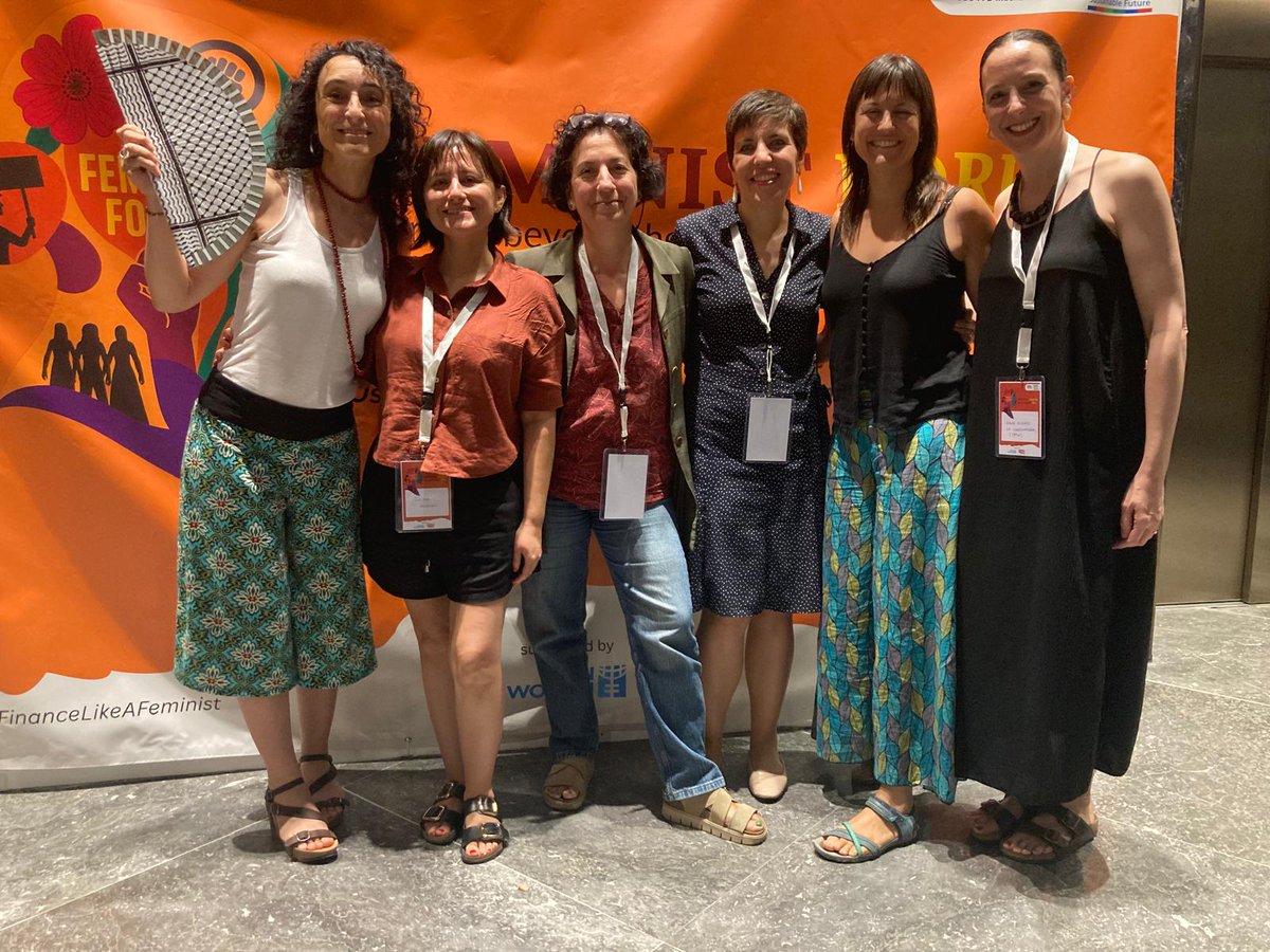 El equipo de la <a href="/CoordiONGD/">La Coordinadora✳️</a> en el Foro de Feminista en la #FfD4 

Porque la financiación mundial, la deuda externa, la economía global... exige un enfoque feminista. 

Con mujeres de todo el mundo, aprendiendo y construyendo de la mano. 

#FfD4 #FfD4People