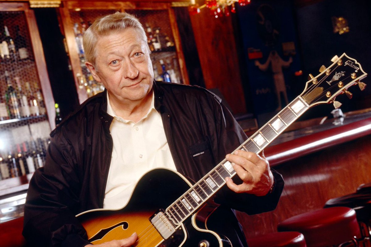 MaxxGhe's tweet image. 28/06/2016.
Muore a Nasville a 84 anni Winfield Scott "Scotty" Moore III.
È stato il chitarrista che, insieme al bassista Bill Black e al produttore Sam Phillips, ha forgiato il sound della prima parte di carriera di Elvis Presley. 
#ScottyMoore #ElvisPresley #SunRecords