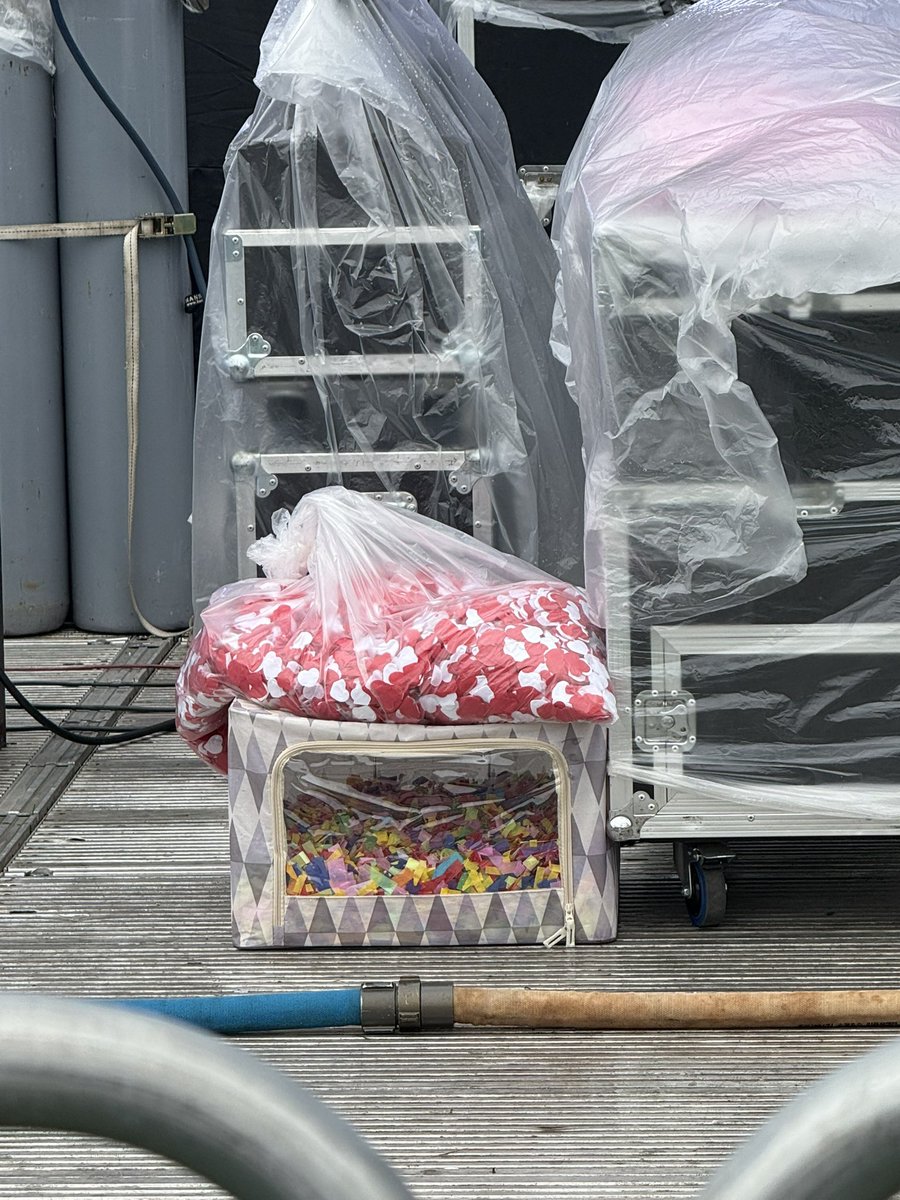 heart shape confetti!