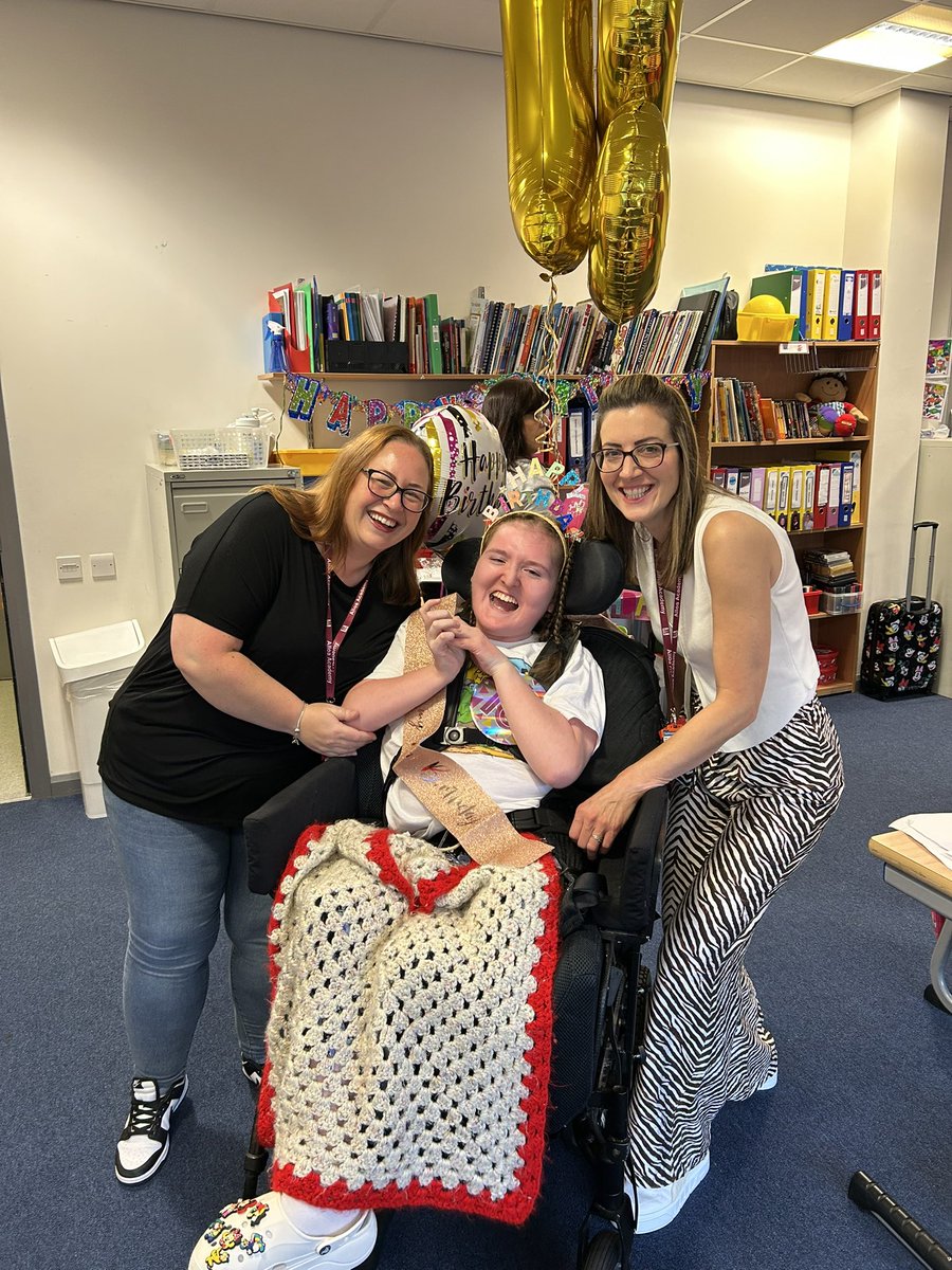 AlloaEASN's tweet image. Happy 18th to our amazing learner Emma! She inspires us every day with her strength, determination, and joy. Nothing holds her back – we’re so proud of all she’s achieved and all that’s still to come! @AlloaAcademy #Happy18th #Inspiration