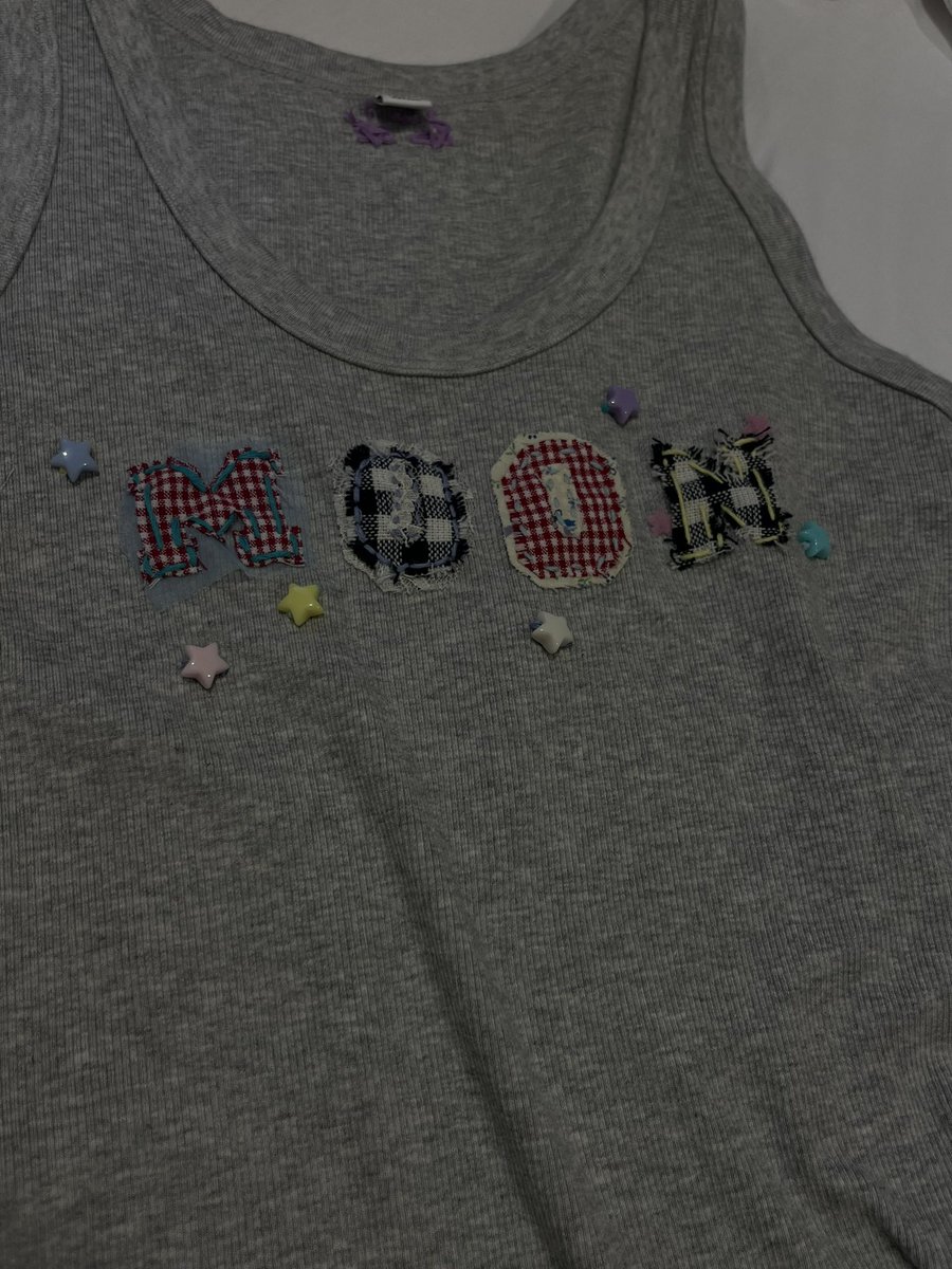 __moon___04's tweet photo. 頑張って編んだ紫のナップサックとソウルコンでは間に合わなかった服も無事完成🌟
後ろにロゴも縫ったの✡️ https://t.co/AYmZOrnZqd