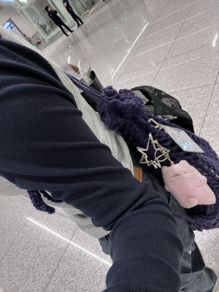 __moon___04's tweet photo. 頑張って編んだ紫のナップサックとソウルコンでは間に合わなかった服も無事完成🌟
後ろにロゴも縫ったの✡️ https://t.co/AYmZOrnZqd