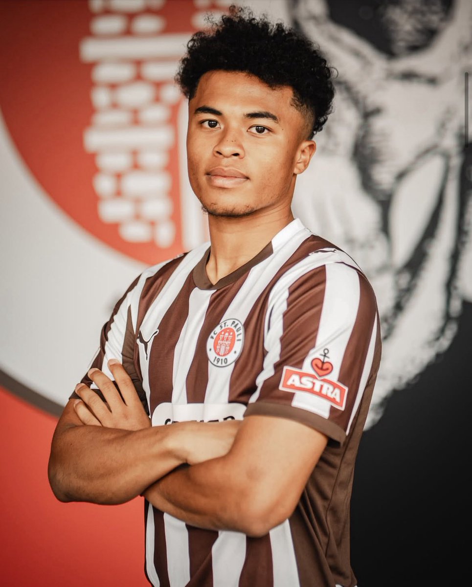 Bin late to the party, aber Bornemann hat uns gestern ausm Nix den nächsten Wataru Endo gekocht 😮‍💨 Stuttgart und besiktas waren auch interessiert, glaube da ist uns ein sehr spannender Spieler ins Netz gegangen #fcsp