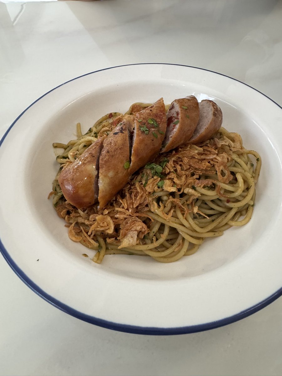 Ronin Pizza, BTS พญาไท
พิซซ่าสไตล์อิตาเลียน รสชาติเข้าใจง่าย เหมือนจะมีโปรยาว ๆ คือ 2 ถาด ขนาด 10 นิ้ว 599
ที่สั่งมาคือหน้าซาลามี่ กับแฮมทรัฟเฟิล มี Dipping Sauce ให้อีกถาดละถ้วย ซอสรสชาติดี จิ้มกินกับขอบพิซซ่าดีมากฮะ
แต่พาสต้าติดเค็มจัด ในรูปคือผัดขี้เมา ไม่ค่อยหอมสมุนไพร