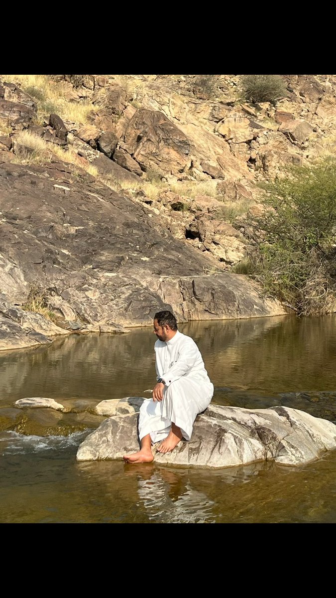 aanzs1417's tweet photo. وُلِدتُ في غرفة حَجَرية سُقِفَت بجذوع النخل.. وها أنذا  قادمٌ من قرية( الرهميّة)… قريةٌ عوى ذئبها، وغاب حبيبها.. أعشق البراري، والسماء، والمطر، والصحراء، والجبل.. أكتبُ عن قريتي، وأستلُّ من أهداب الليل، وبواكير الصباح قلماً يدوِّن جمال ذكرياتي، وبوح كلماتي، وطرفا من معاناتي…! https://t.co/0NTnOv2xoF