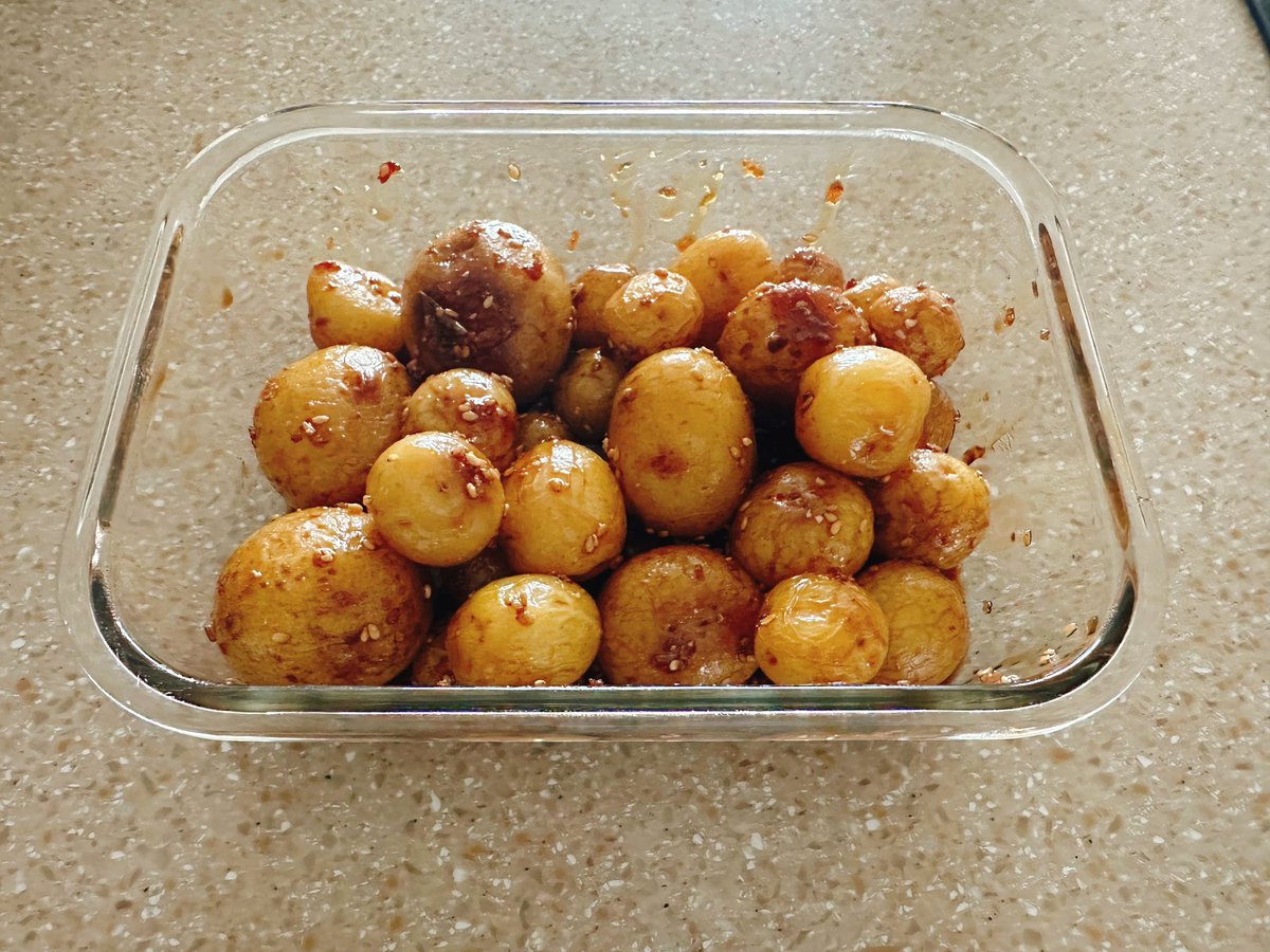 나도 변태같이 괴롭힘 딩하면서
혀 내밀고 앙앙대고 싶지만
감자를 조린다
감자....햇감자....감자