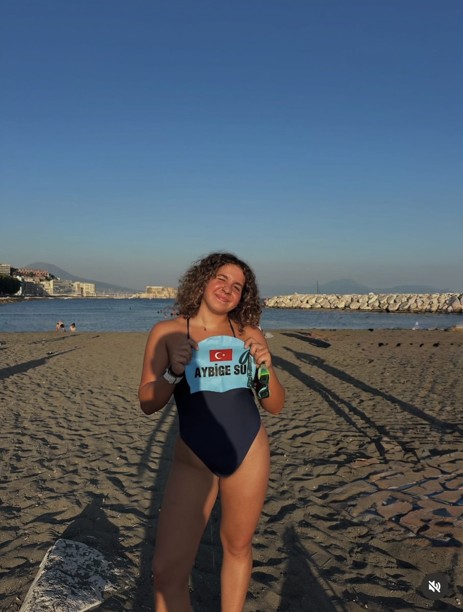 2003 doğumlu Aybige Su Irçağ, 36 kilometrelik Capri–Napoli yüzme maratonunu verilen süre olan 10 saatin altında (8h45') tamamlayarak bu parkuru bitiren ilk Türk kadın yüzücü oldu

Son dönemde çok sayıda sağlam uzun mesafe kadın yüzücü yetiştiriyoruz. Ne güzel 🥰