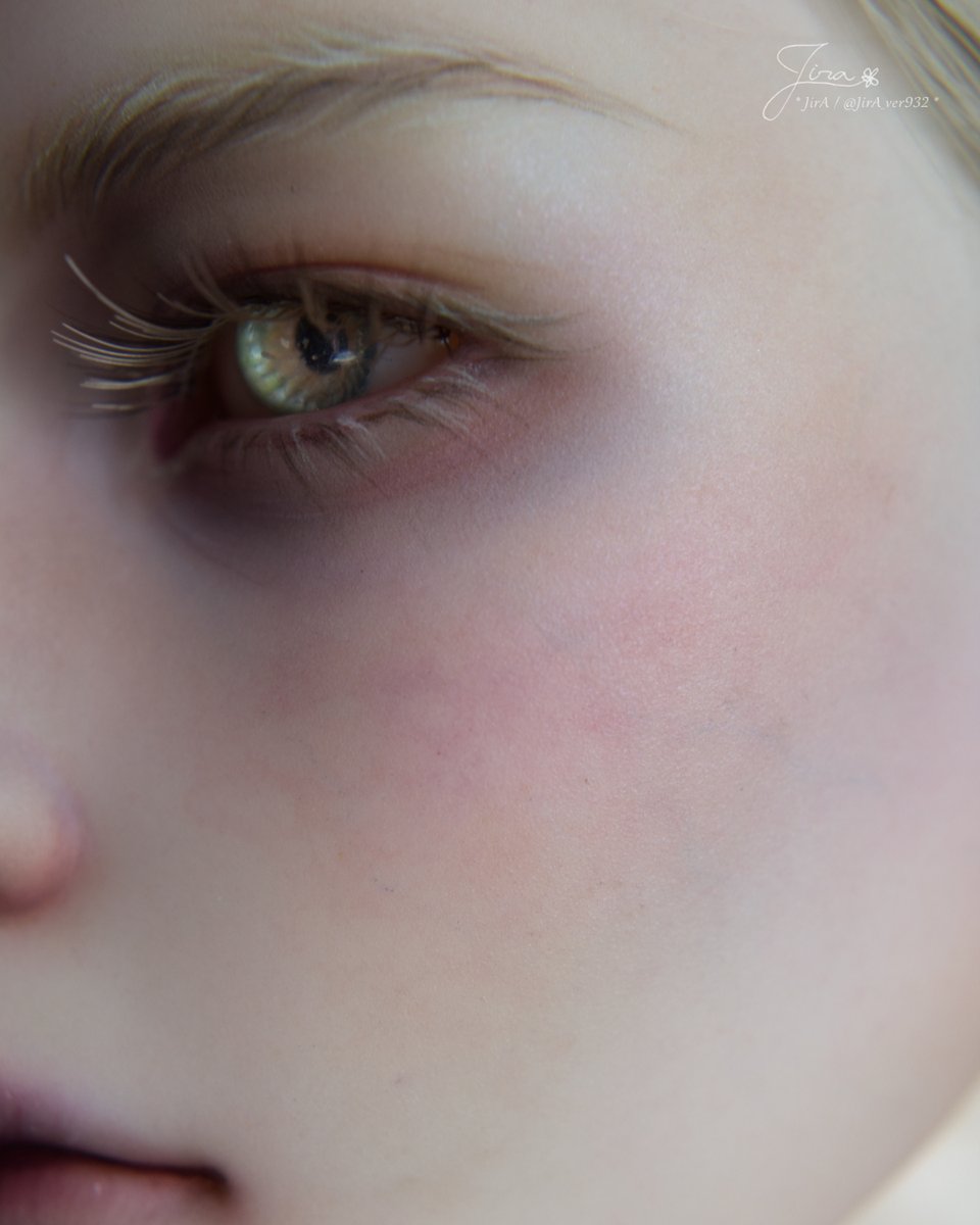 Octanのおはだとパーツたち。
血色は紫系で、二重瞼も書き足した。
唇は、近くで見ると縦皺が細かく入っているのがわかるけど、引きで見るとあまり目立たないような自然なしっとりリップ。
毛細血管は多め。薄そうな皮膚にしたいなーって思って。

#mori9sdoll